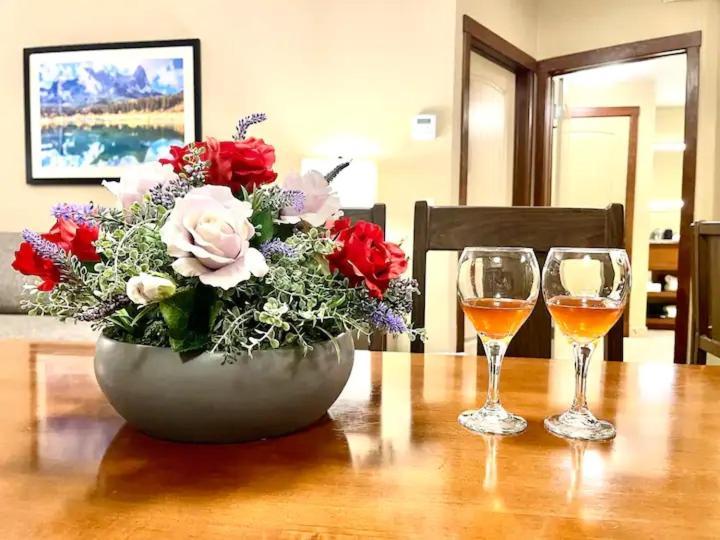 Falcon Crest Lodge 1 Bedroom Condo With Gym & Hot-Tubs & Mountain View Канмор Екстериор снимка